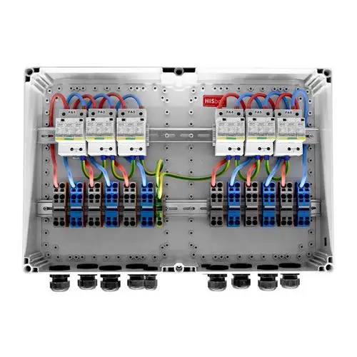 DC Combiner-Box mit mehreren Sicherungen und Verbindungsklemmen, hergestellt von HIS. Die Innenansicht zeigt verdrahtete Komponenten zur Energieverteilung.