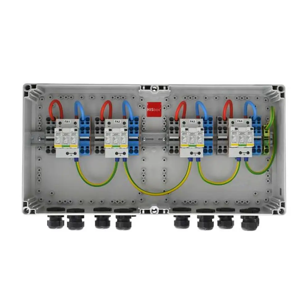DC Combiner Box mit mehreren MPPTs, montiert in einer grauen Gehäuse, Kabelverbindungen sichtbar, mit Eingangs- und Ausgangsanschlüssen, Marke HIS.