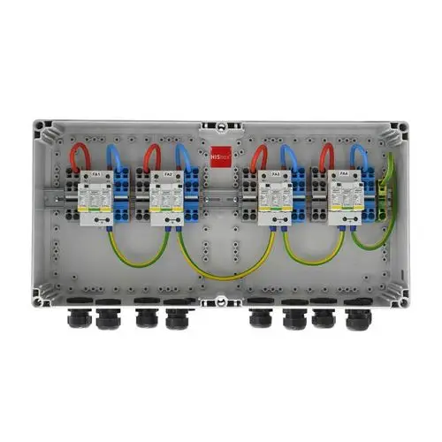 DC Combiner Box mit mehreren MPPTs, montiert in einer grauen Gehäuse, Kabelverbindungen sichtbar, mit Eingangs- und Ausgangsanschlüssen, Marke HIS.