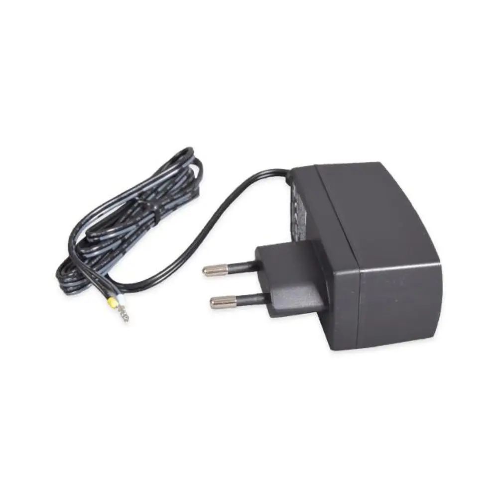 Schwarzes Netzteil mit Stecker und Kabel, geeignet für verschiedene Anwendungen, von Solar-Log verwendet zur Stromversorgung von Geräten.