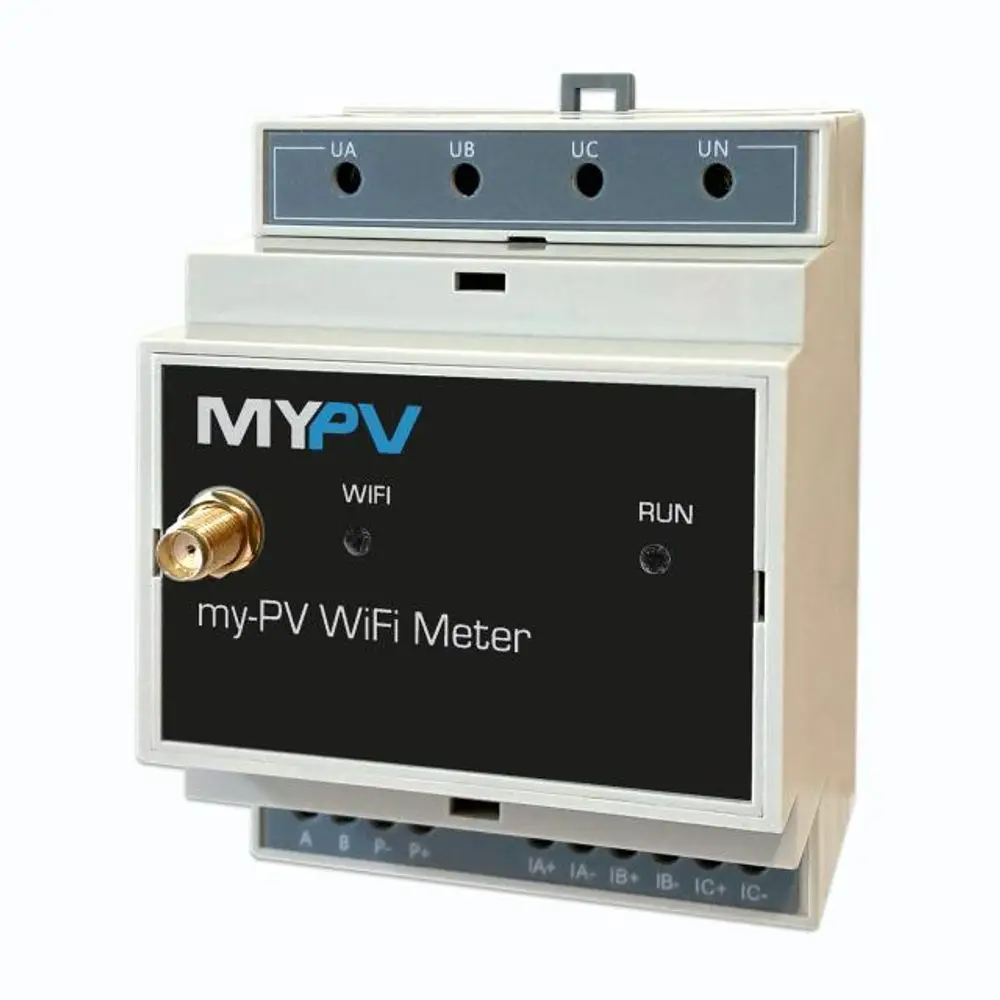 my-PV WiFi Meter in einem weißen Gehäuse, ausgestattet mit WLAN-Antenne und mehreren Klemmen für die elektrische Verbindung sowie Statusanzeigen für WLAN und Betrieb.