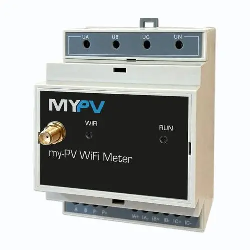 my-PV WiFi Meter in einem weißen Gehäuse, ausgestattet mit WLAN-Antenne und mehreren Klemmen für die elektrische Verbindung sowie Statusanzeigen für WLAN und Betrieb.