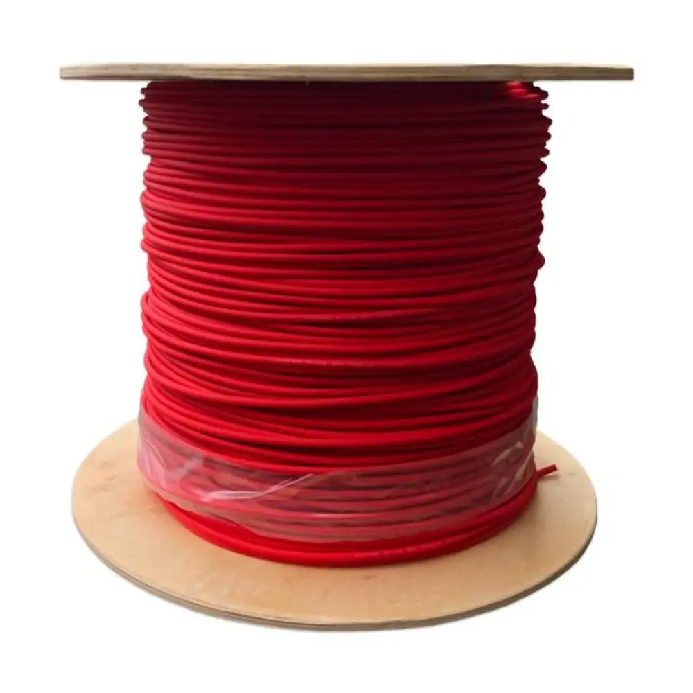 Rot aufgerolltes Kabel auf einer Holzspule, produziert von HIS. Das Kabel ist gleichmäßig gewickelt und könnte für elektrische Anwendungen genutzt werden.