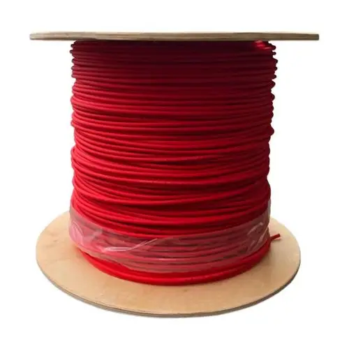 Rot aufgerolltes Kabel auf einer Holzspule, produziert von HIS. Das Kabel ist gleichmäßig gewickelt und könnte für elektrische Anwendungen genutzt werden.