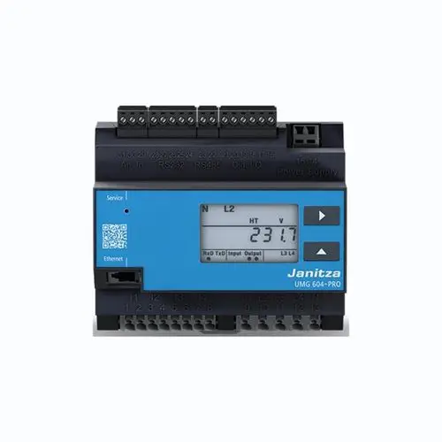Janitza Energiezähler mit Display und Anschlussmöglichkeiten oben und seitlich. Gerät zeigt Werte an und hat einen Ethernet-Anschluss.