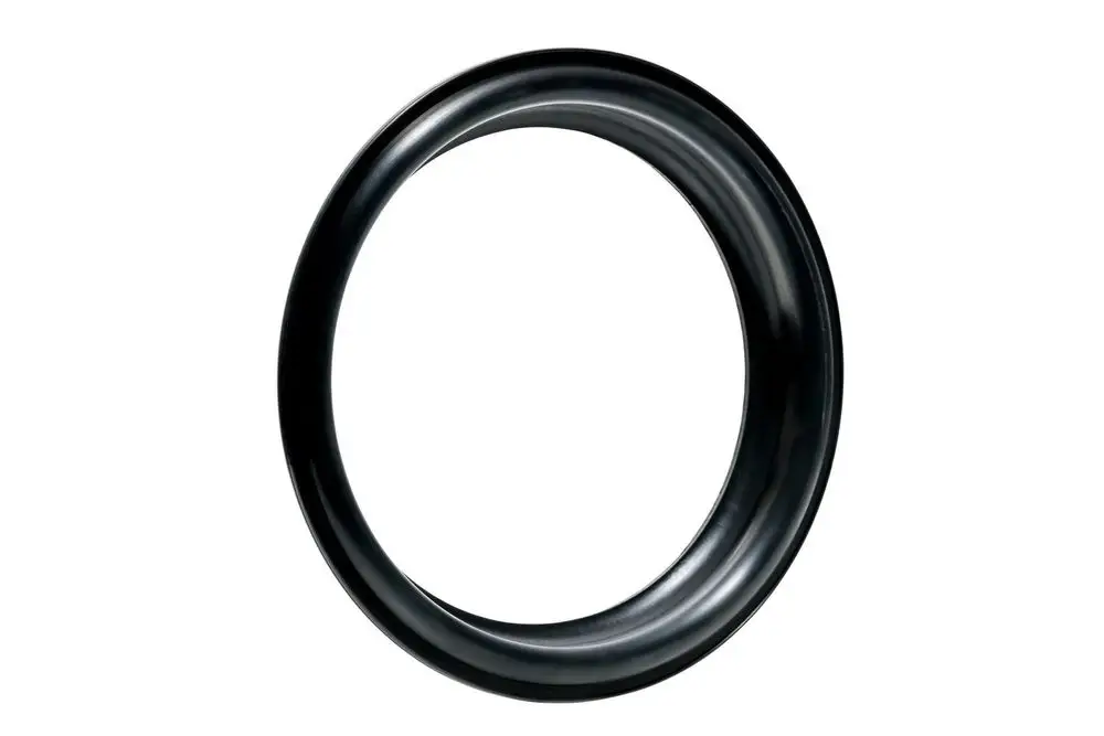 Schwarze Dichtung mit rundem Querschnitt, geeignet für Flanschverbindungen, hergestellt von Reflex Winkelmann.