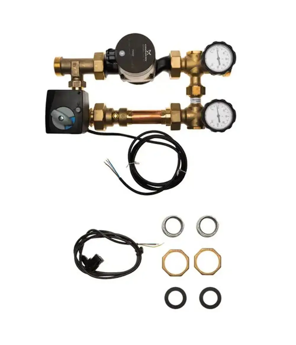 Brötje Heizkreisanschlusspumpe mit Messinstrumenten, elektrischen Anschlüssen und verschiedenen Montageelementen, auf heller Hintergrundoberfläche angeordnet.