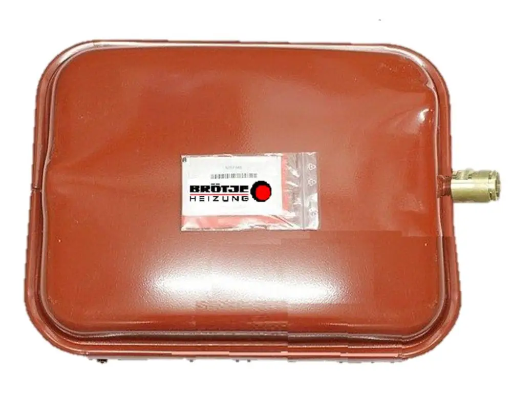 Rotes, rechteckiges Membranausdehnungsgefäß von Brötje mit seitlichem Anschluss für Heizungsanlagen. Aufkleber mit Produktinformationen auf der Vorderseite.