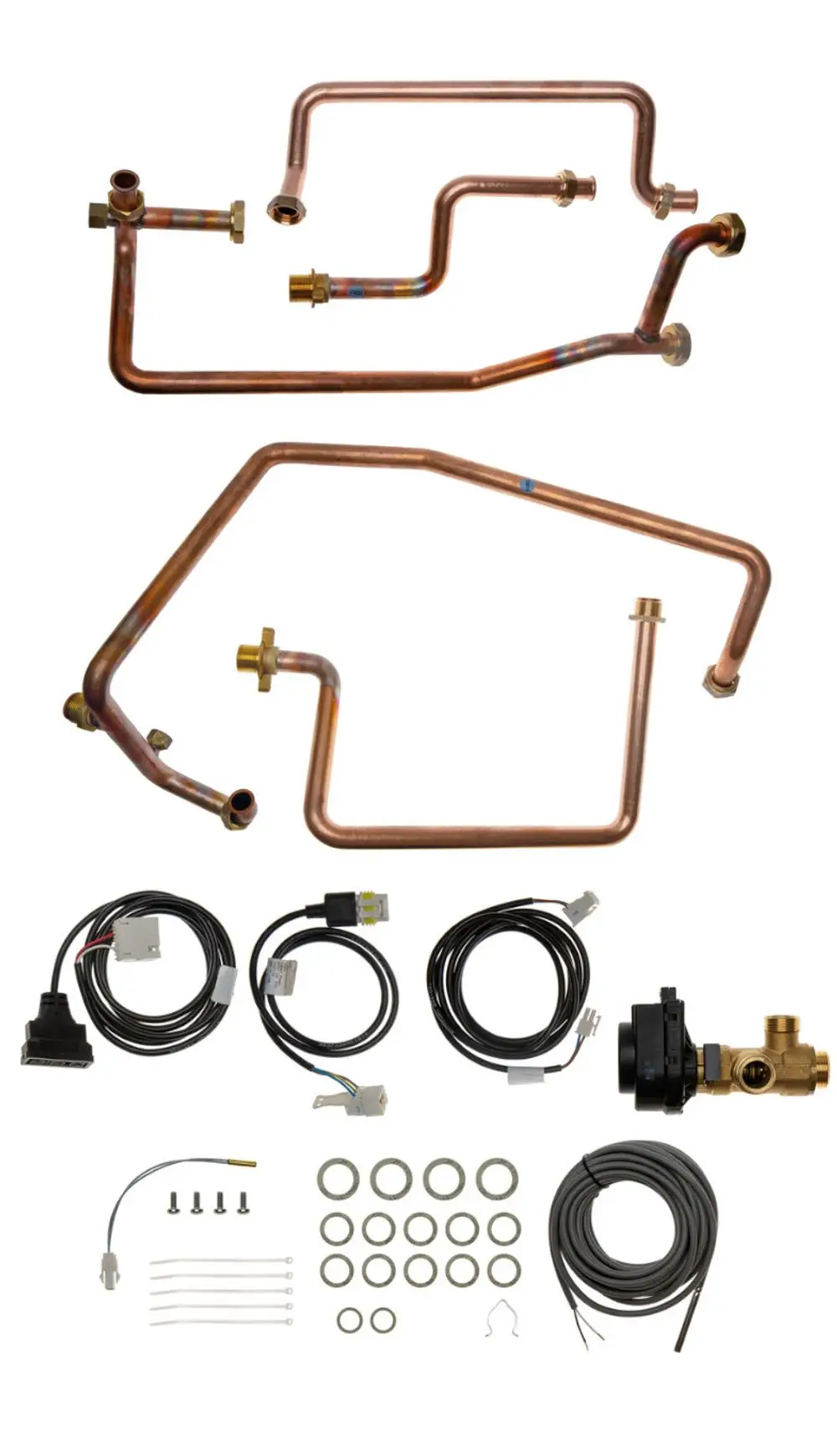 Brötje Pufferspeicher-Verbindungs-Set mit Kupferrohren, Anschlussstücken, elektrischen Kabeln und einem Umschaltventil für Heizsysteme. Zubehörteile auf einem weißen Hintergrund.