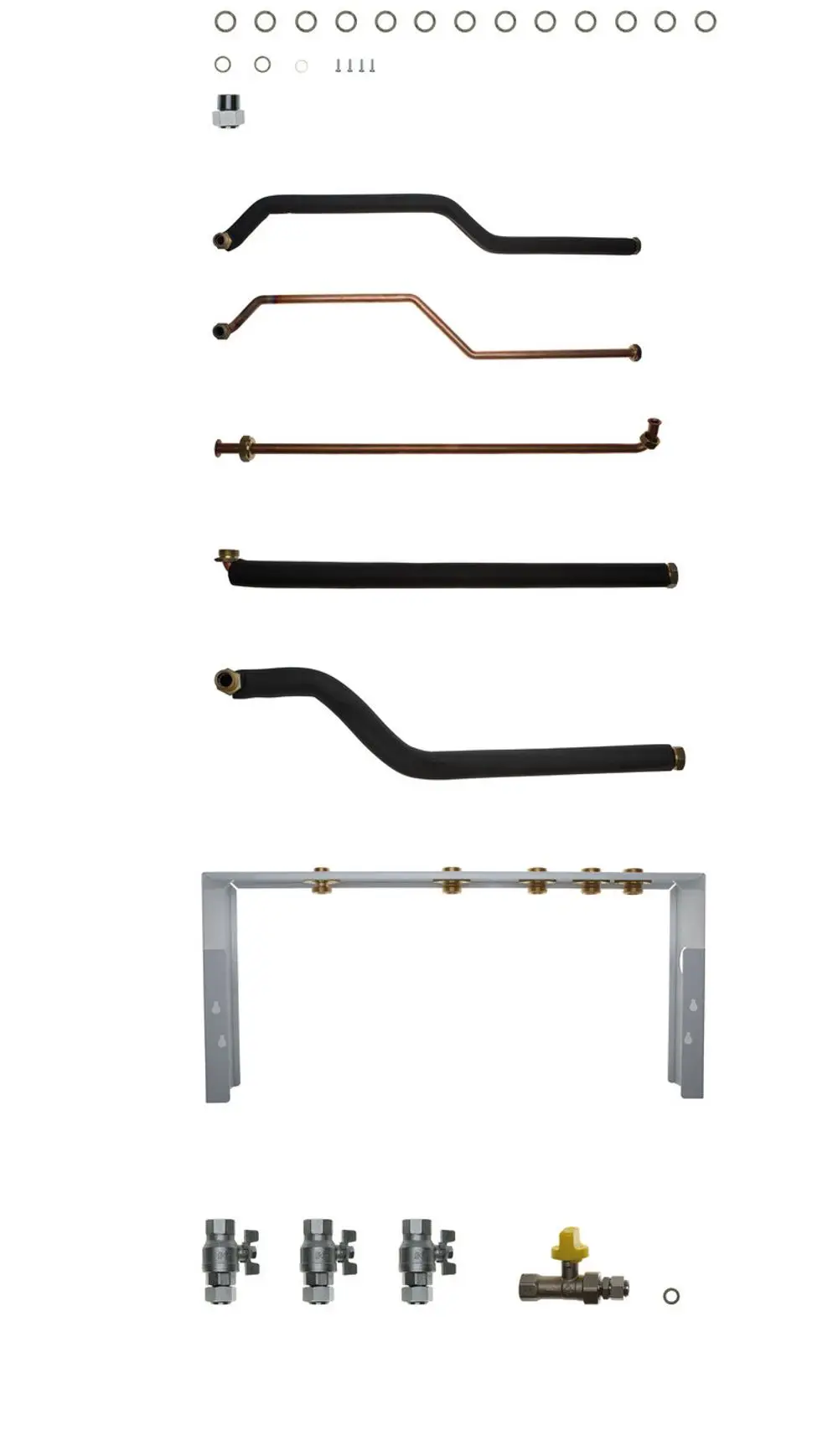 Anschluss-Set von Brötje, bestehend aus verschiedenen Rohren und Ventilen, zur Installation in Heizsystemen, arrangiert in geordneter Anordnung auf weißem Hintergrund.