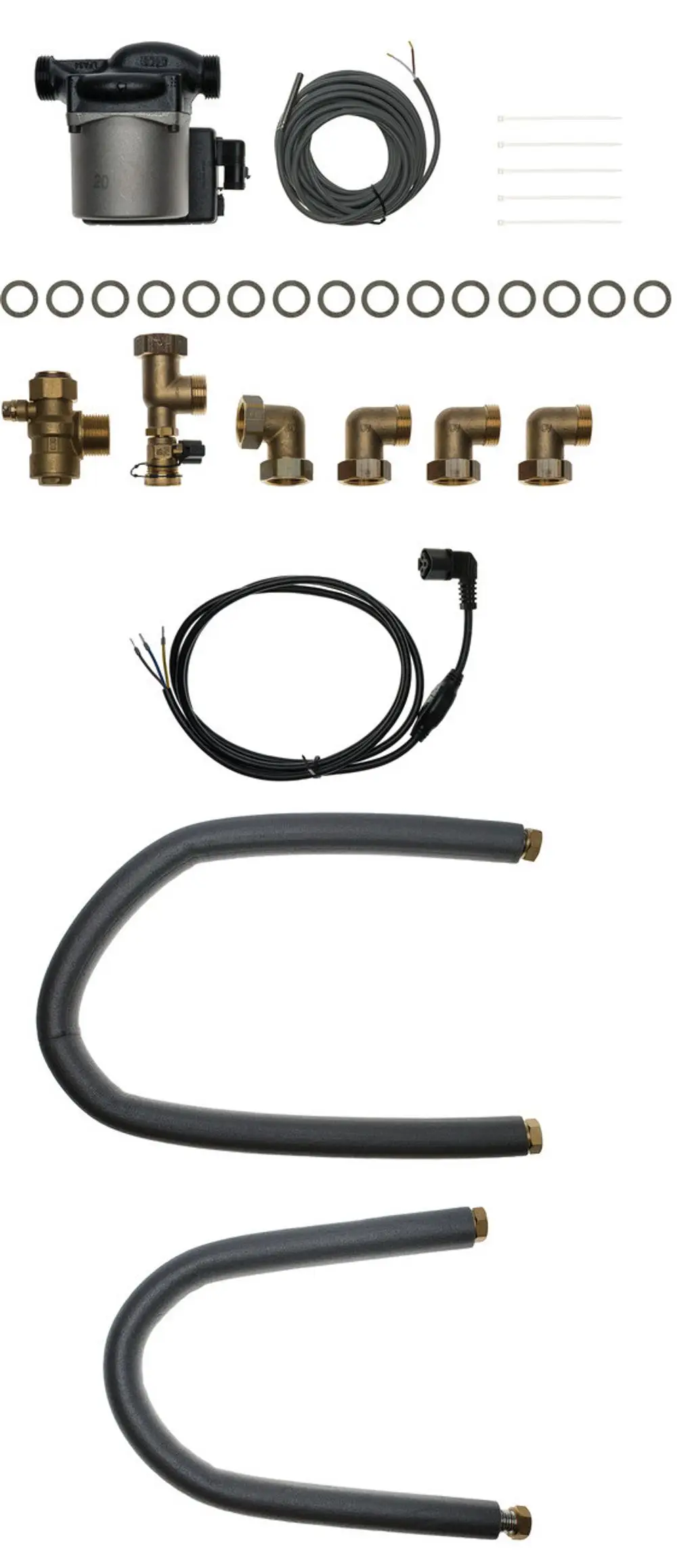 Brötje Universal-Speicherladeset mit Pumpe, verschiedenen Ventilen, Rohren und Elektroinstallationsmaterial, angeordnet auf hellem Hintergrund.