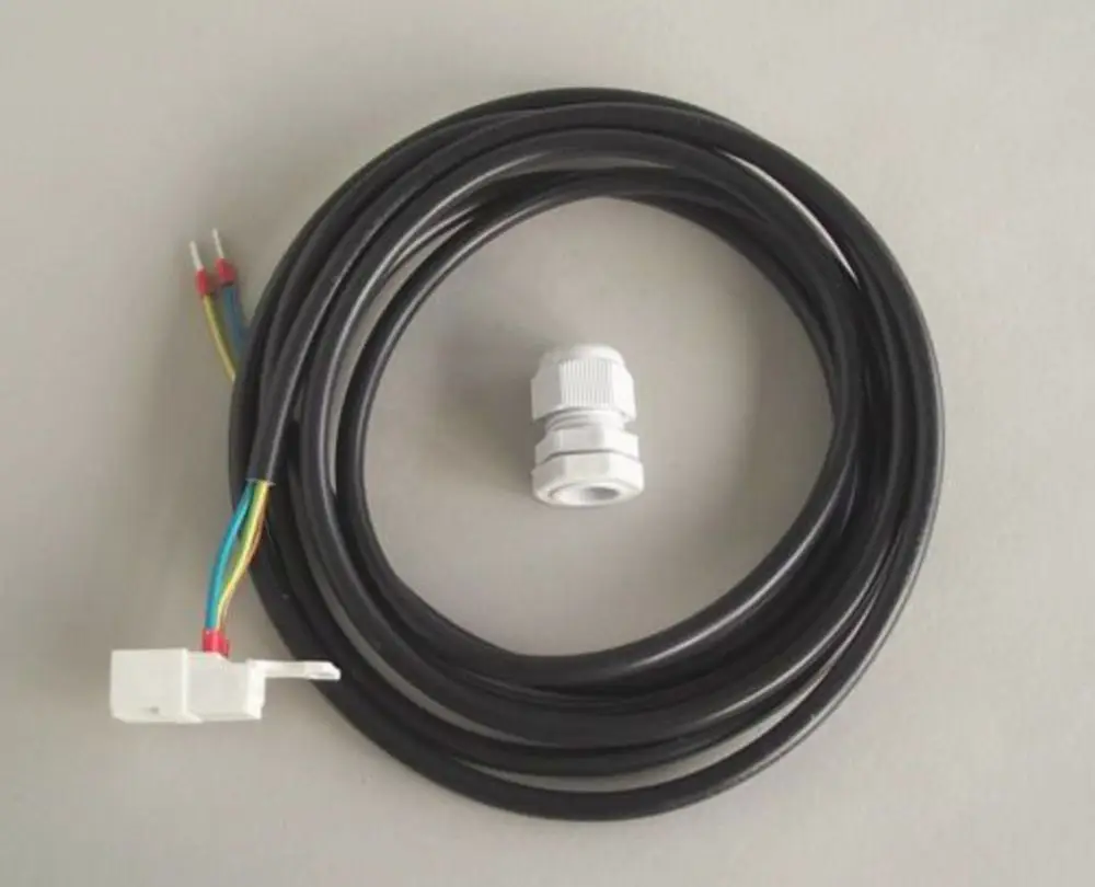 Brötje Stecker mit schwarzem Kabel, drei farbige Drähte (rot, gelb, grün) und einer weißen Verschraubung. Der Stecker ist für elektrische Anschlussanwendungen ausgelegt.