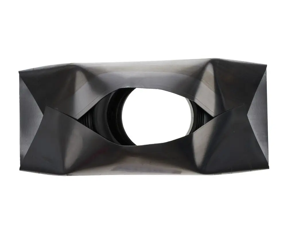 Schwarze Brötje-Dachpfanne mit schräger Form, die eine ovale Öffnung in der Mitte aufweist, umgeben von leicht gewellten Rändern.