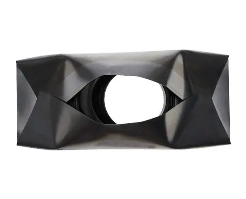 Schwarze Brötje-Dachpfanne mit schräger Form, die eine ovale Öffnung in der Mitte aufweist, umgeben von leicht gewellten Rändern.