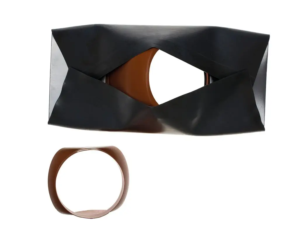 Braune und schwarze dekorative Skulptur mit geschwungenen Formen, die miteinander verbunden sind. Er zeigt eine interessante Form- und Farbkombination. Brötje könnte solche Designs verwenden.