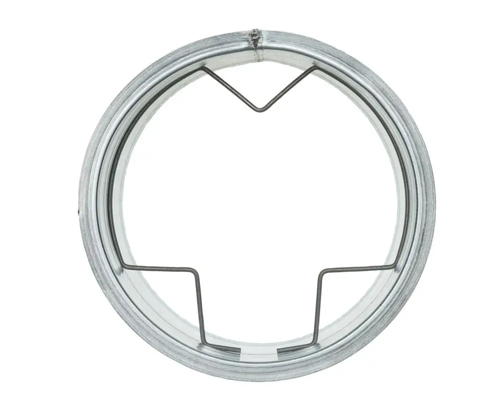 Rundes Lüftungsgitter aus Metall mit einem Drahtgestell zur Befestigung, das für Belüftungszwecke in Gebäuden eingesetzt wird, hergestellt von Brötje.