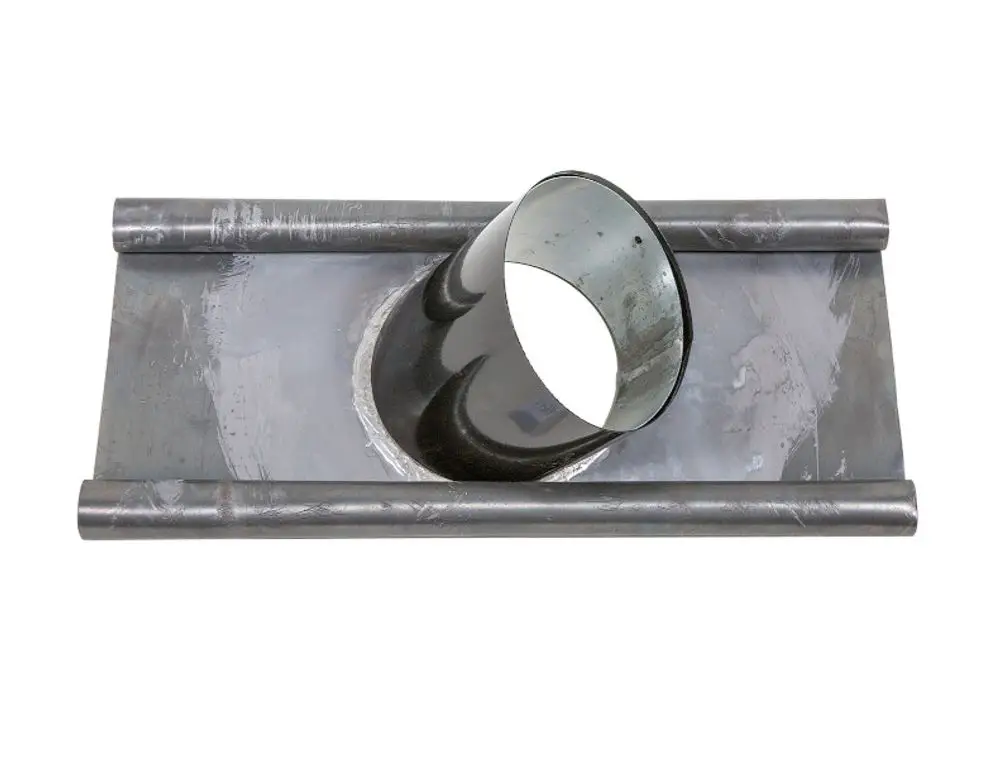 Metallisches Bauteil mit zylindrischem Rohr und flacher Platte, geeignet für die Installation von Brötje Heizsystemen.
