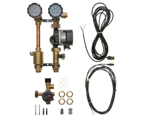 Brötje Solar-Pumpenset mit zwei Druckmanometern, verschiedenen Anschlüssen, Ventilen, einem Elektromotor und mehreren Kabeln sowie Schrauben für die Installation.