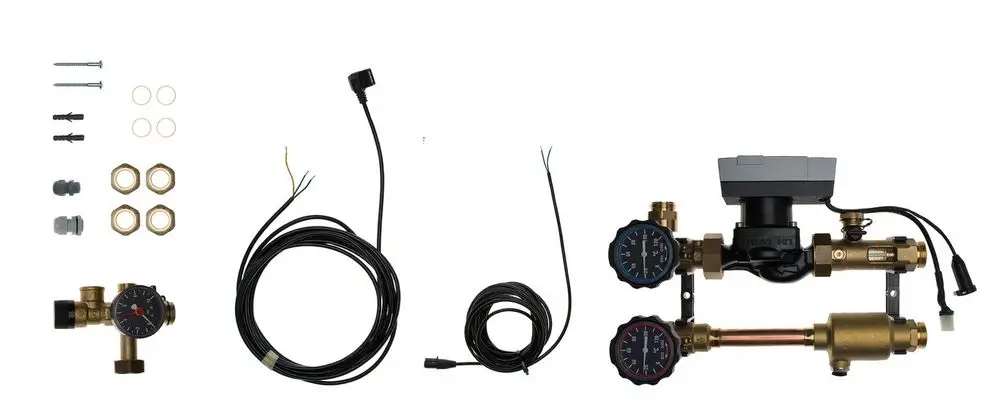 Brötje Solar Pumpen Set mit verschiedenen Komponenten, darunter Ventile, Druckmanometer und Anschlusskabel, übersichtlich angeordnet auf hellem Hintergrund.