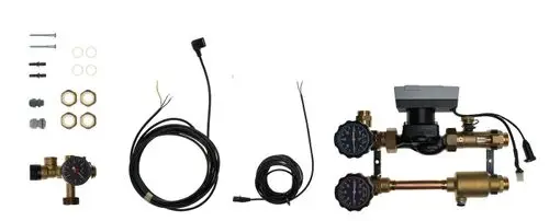 Brötje Solar Pumpen Set mit verschiedenen Komponenten, darunter Ventile, Druckmanometer und Anschlusskabel, übersichtlich angeordnet auf hellem Hintergrund.