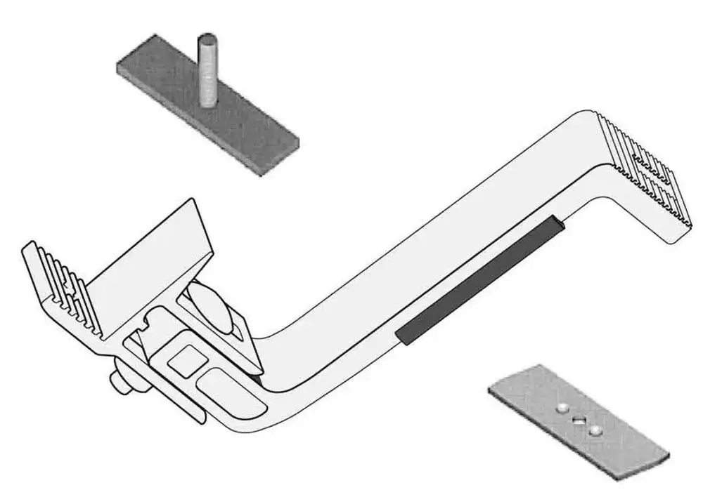 Brötje Dachbügel-Set mit einem gebogenen Halter und zwei Flachplatten zur Befestigung. Im Bild sind die Teile schichtweise angeordnet.