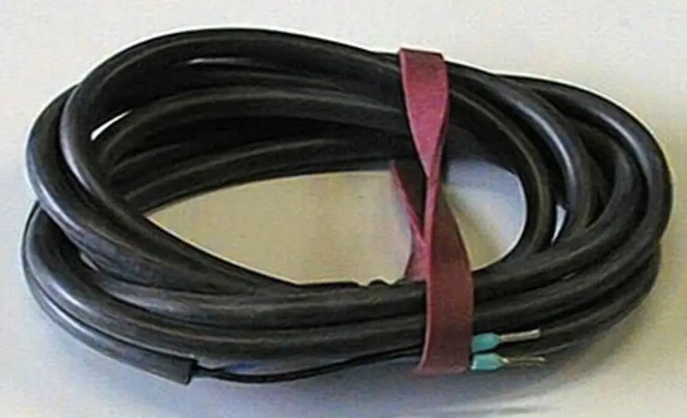 Schwarzes Kabel, aufgerollt und mit einem roten Gummiband fixiert, mit zwei freiliegenden Drahtenden. Produkt im Kontext von Brötje Solarthermieanwendungen.