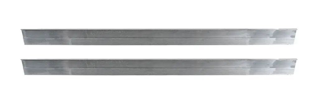 Brötje Tragschienen, zwei lange Profile aus Aluminium mit gerippter Oberfläche, für die Montage von Heizungsanlagen oder ähnlichem.