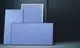 Brötje Flachkollektor mit mehreren Blenden in blauer Farbe, platziert in einem neutralen Raum mit dunklem Hintergrund.
