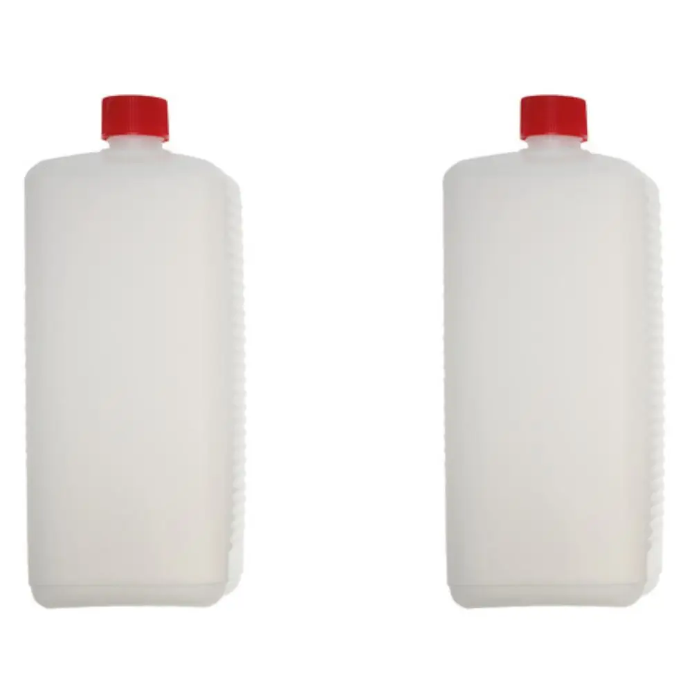 Zwei transparente Flaschen mit rotem Schraubverschluss, nebeneinander stehend. Die Flaschen sind für die Entnahme und Analyse von Wasserproben gedacht, Marke Brötje.