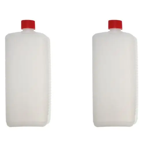 Zwei transparente Flaschen mit rotem Schraubverschluss, nebeneinander stehend. Die Flaschen sind für die Entnahme und Analyse von Wasserproben gedacht, Marke Brötje.