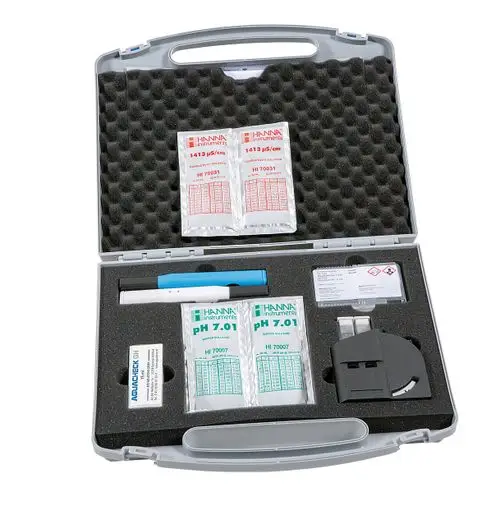 Analysator-Koffer von Brötje mit verschiedenen Flüssigkeitsproben, pH-Messgerät und Zubehör in gepolstertem Gehäuse zur Durchführung von Wasseranalysen.