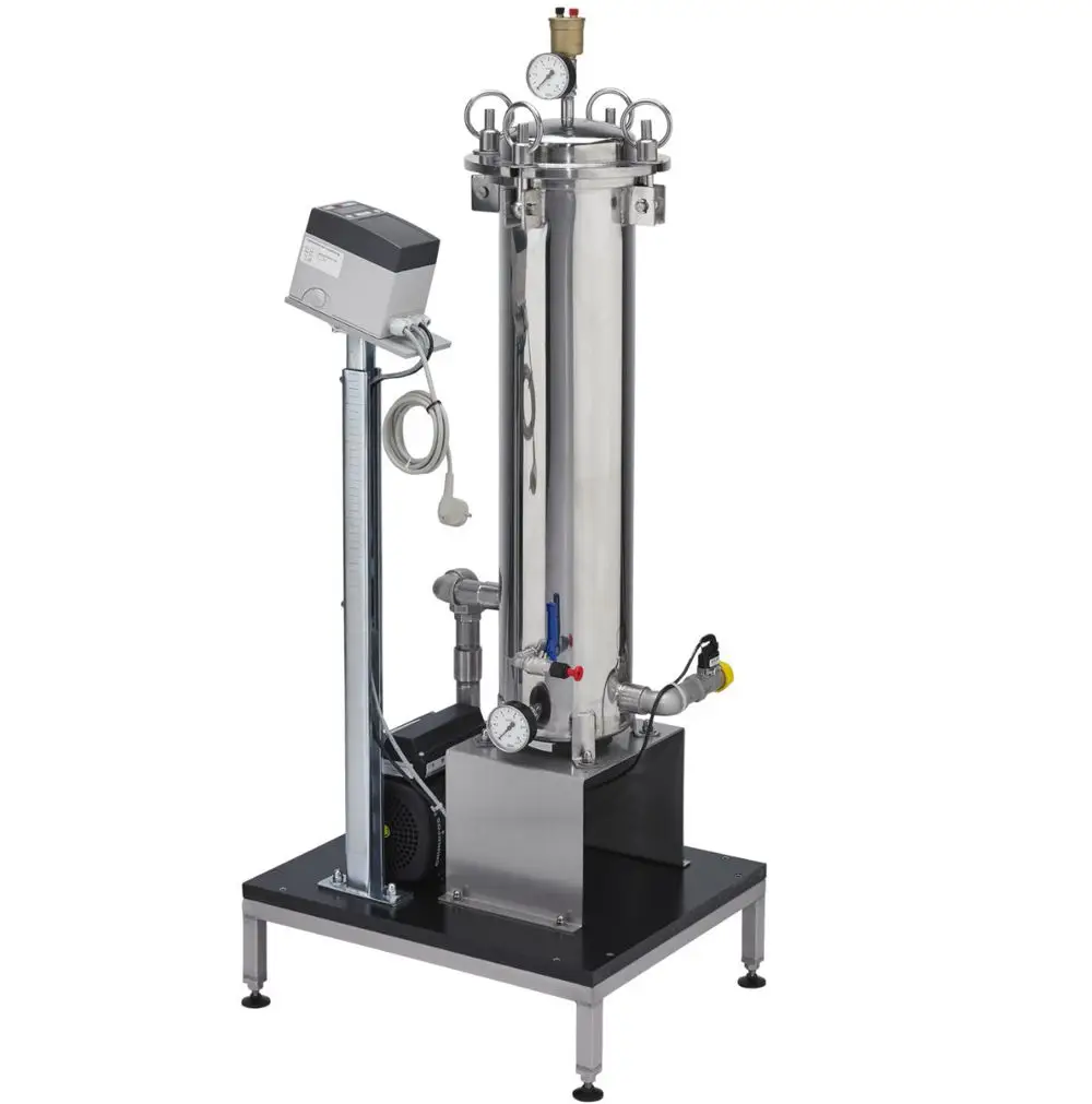 Stainless steel Heizungs-Großfiltrationsmodul von Brötje mit Druckanzeige, Steuergerät und verschiedenen Anschlüssen für die Wasseraufbereitung.