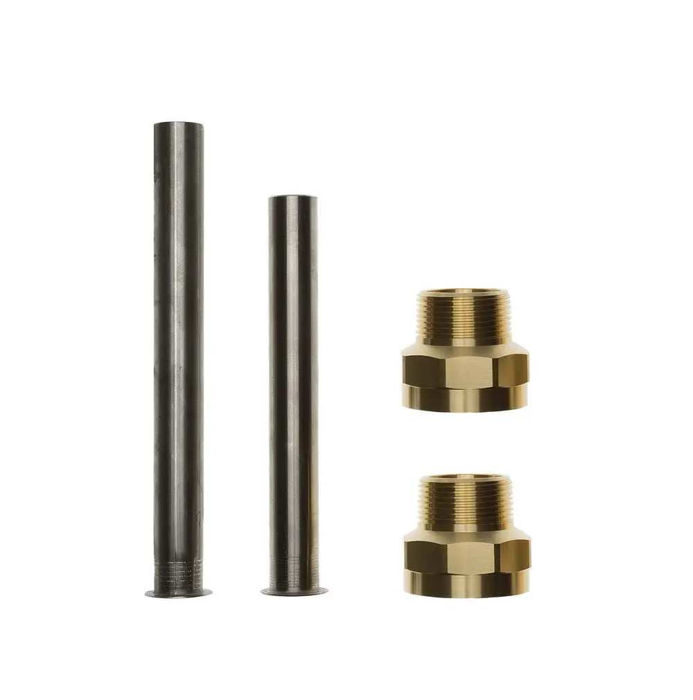 Brötje Anschluss-Set mit zwei langen Rohren und zwei zylindrischen Fittings, verschiedene Materialien zur Verbindung von Speicherkomponenten.