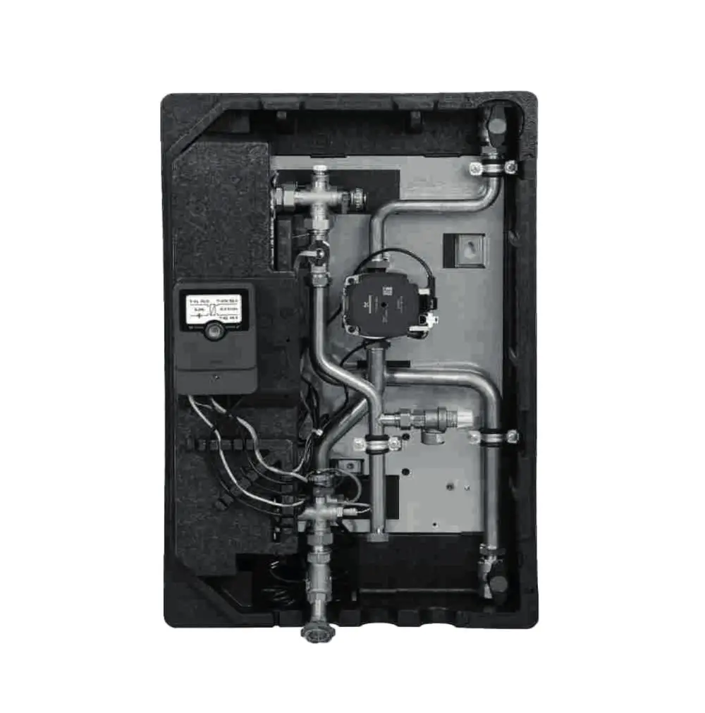 Brötje Durchlaufwarmwassermodul mit diversen Rohrleitungen, einem elektronischen Steuergerät und Anschlussventilen montiert auf einer trapezförmigen Kunststoffplatte.