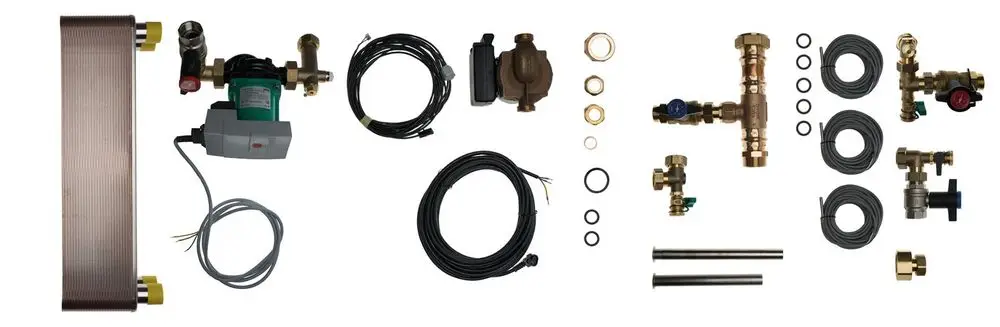 Montageset mit verschiedenen Komponenten für ein Speicherladesystem, einschließlich Wärmetauscher, Pumpe, Leitungen, Ventilen und Verbindungsteilen, hergestellt von Brötje.