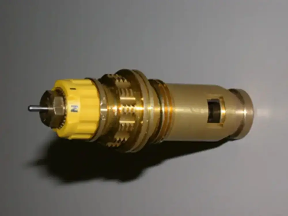 Ventileinsatz von Brötje mit einem reduzierten kv-Wert, erkennbar an der gelben Skala und dem metallischen Gehäuse, zur Regelung von Heizungsanlagen.