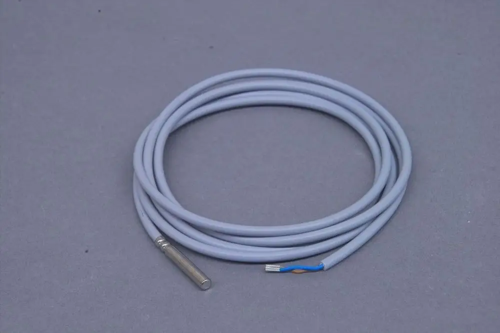 Temperatursensor mit Kabel auf grauem Hintergrund. Der Sensor hat ein metallisches Ende und ist für weitere Anwendungen geeignet. Hersteller ist Brötje.