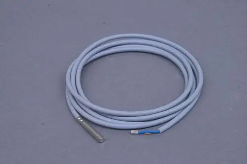 Temperatursensor mit Kabel auf grauem Hintergrund. Der Sensor hat ein metallisches Ende und ist für weitere Anwendungen geeignet. Hersteller ist Brötje.