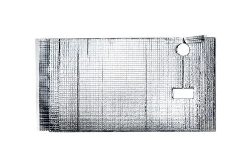 Silbernes, reflektierendes Material mit Gitterstruktur und zwei Ausschnitten auf einer Seite. Brötje Verdichterkabel zur Isolierung oder Dämmung von technischen Anlagen.