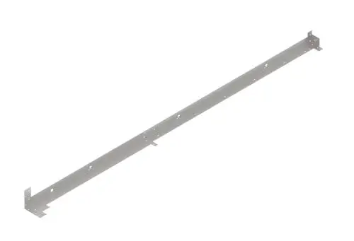 Lange, schmale Metallleiste mit mehreren Löchern zum Befestigen. Befindet sich im Raum und könnte Teil eines Brötje-Systems zur Heizungsinstallation sein.