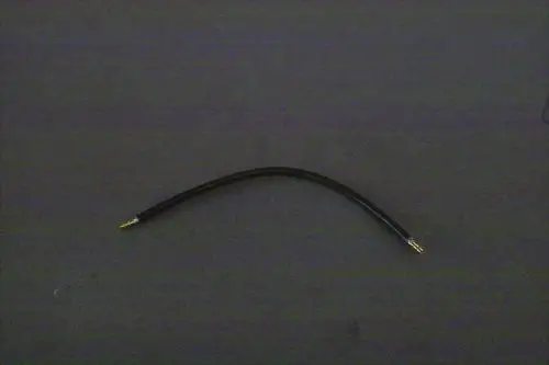 Schwarzes Kabel mit zwei goldenen Steckern an den Enden, auf einer dunklen Unterlage. Produkt von Brötje.