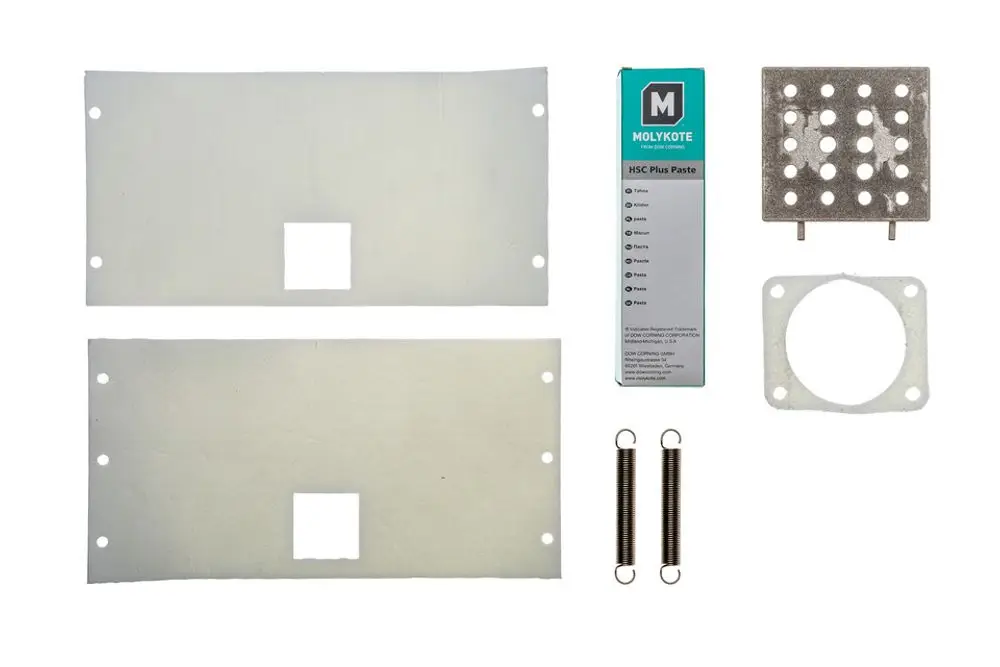 Teile eines Wasserauslasssystems mit Dichtungen, Montageplatten und Schrauben von Brötje, geeignet für die Installation in Heizungsanlagen.