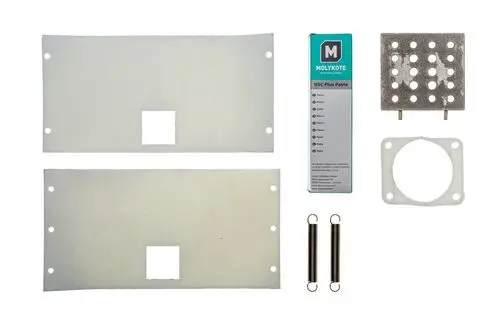 Teile eines Wasserauslasssystems mit Dichtungen, Montageplatten und Schrauben von Brötje, geeignet für die Installation in Heizungsanlagen.