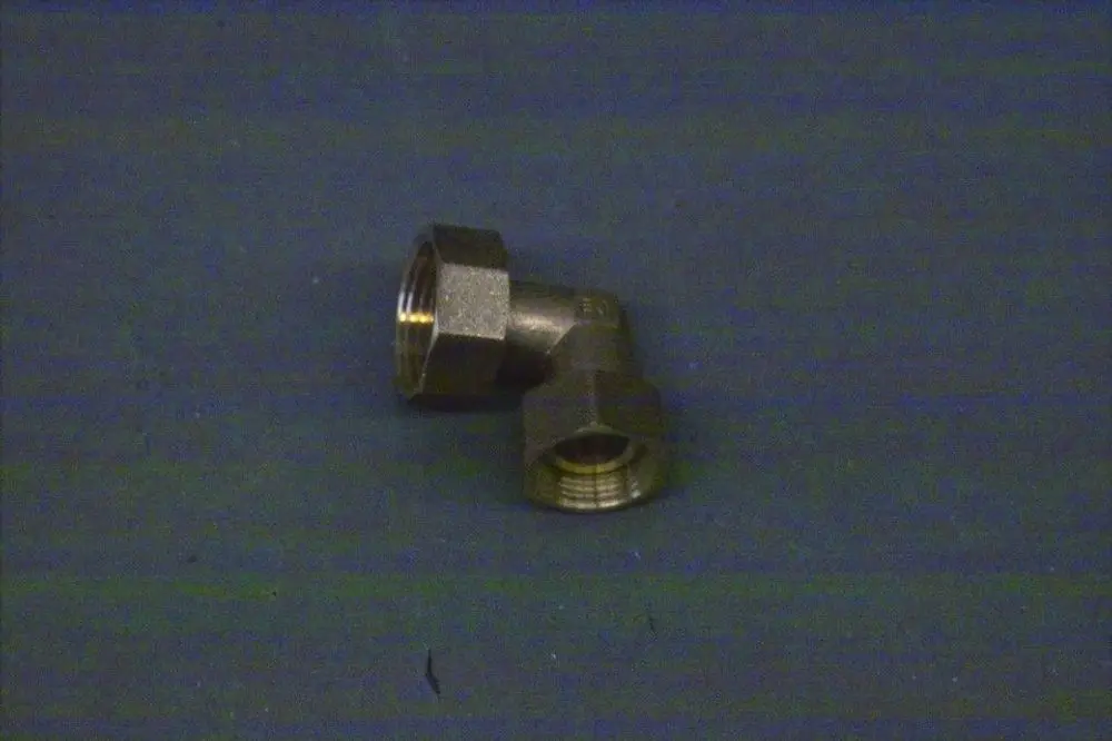 Winkelstück aus Metall mit zwei Gewindeverbindungen, geeignet für Rohrinstallationen, verwendet in Heizungs- oder Wasserleitungen, Marke Brötje.