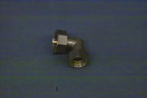 Winkelstück aus Metall mit zwei Gewindeverbindungen, geeignet für Rohrinstallationen, verwendet in Heizungs- oder Wasserleitungen, Marke Brötje.