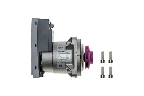 Brötje-Pumpenmotor mit montiertem Steuerteil und Anschluss für Schrauben, platziert auf einer neutralen Hintergrundfläche.