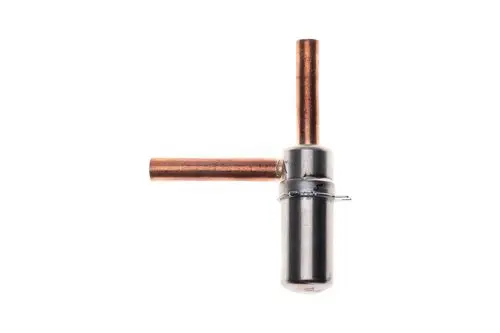 Kupferrohre und ein Metallgehäuse, wahrscheinlich Teil eines Heizsystems, dargestellt auf weißem Hintergrund. Produkt von Brötje.