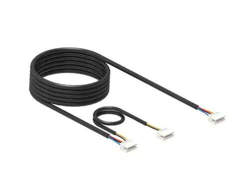 Schwarze Kabelbaum mit zwei Steckverbindern an den Enden, in einer spiralförmigen Anordnung. Produkt von Brötje zur Verwendung in elektrischen Anwendungen.