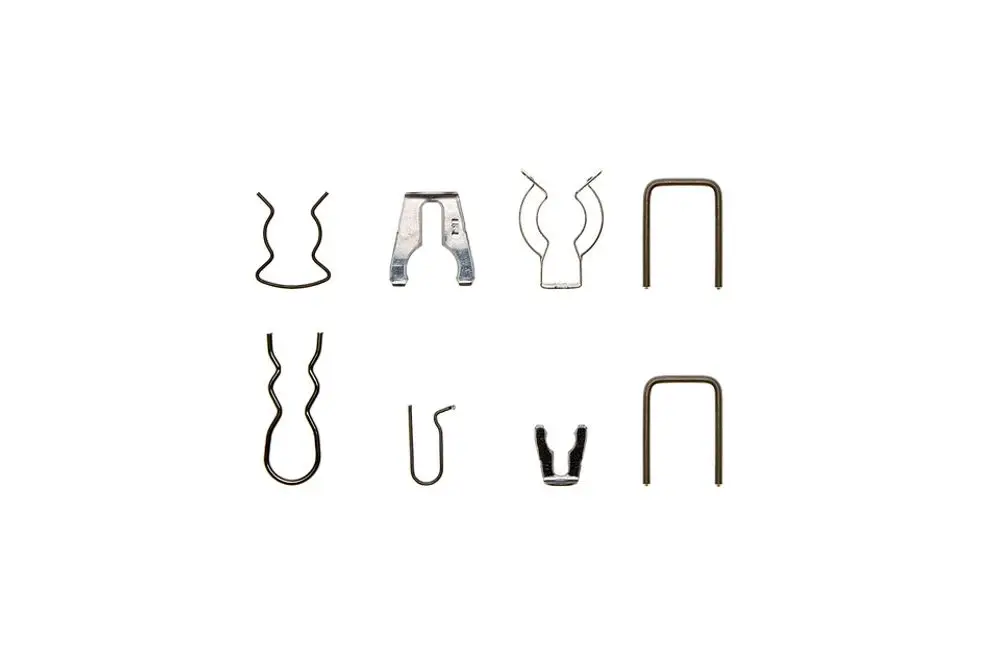 Verschiedene metallische Clips und Halterungen, einschließlich Dichtungen und Befestigungselementen, für Anwendungen in der Heizungstechnik von Brötje.