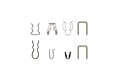 Verschiedene metallische Clips und Halterungen, einschließlich Dichtungen und Befestigungselementen, für Anwendungen in der Heizungstechnik von Brötje.